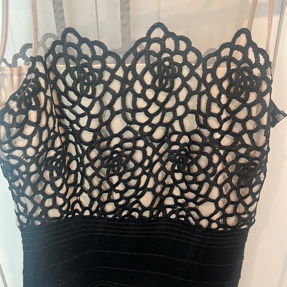 NWT BEBE size L Naomi 3D Lace dress - Picture 3 of 4